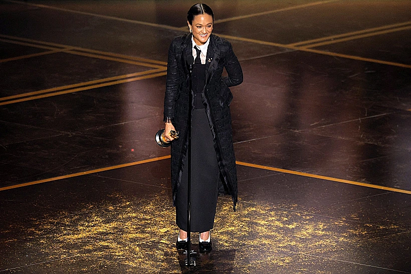 הצלמת אוטום דוראלד ארקאפאו עם פרס האוסקר שלה