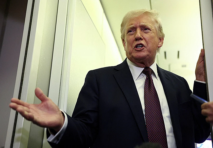 נשיא ארצות הברית דונלד טראמפ על האייר פורס 1