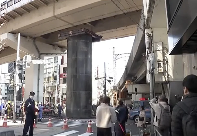 צינור פלדה ענק, שהיה קבור מתחת לקרקע באתר עבודות ביוב, התרומם לפתע לגובה חריג