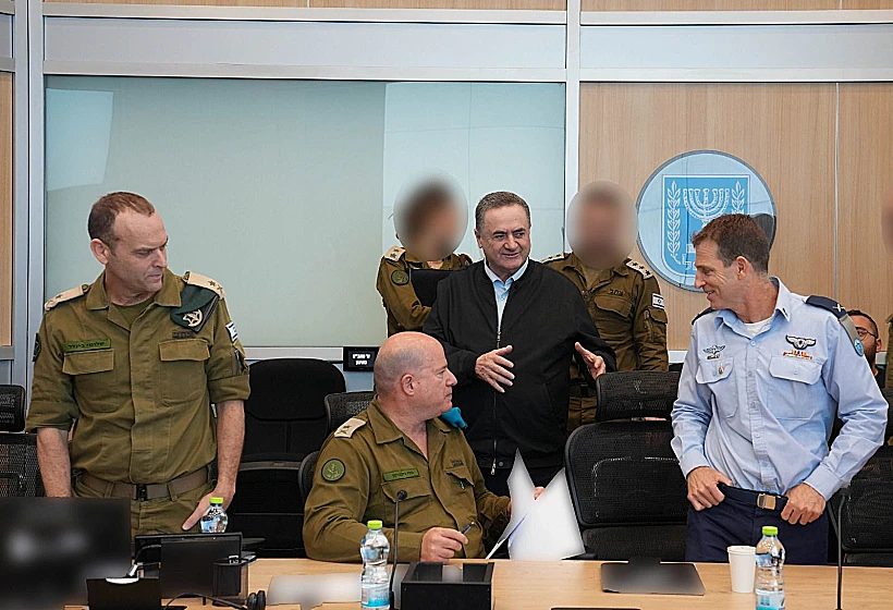 השר כ"ץ בהערכת מצב בבור בקריה