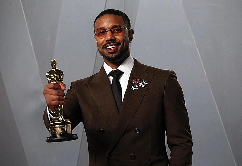 מייקל ב. ג'ורדן עם פרס האוסקר שלו