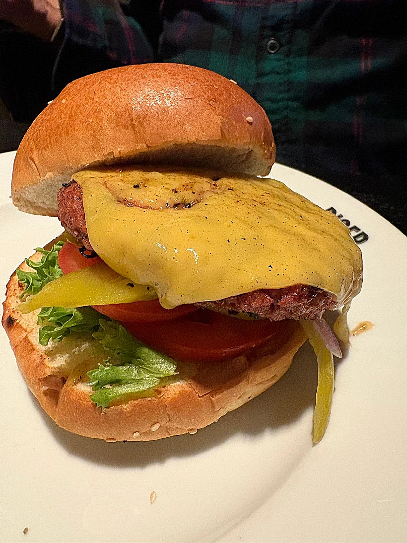 המבורגר של Redefine Meat בתוספת גבינה טבעונית