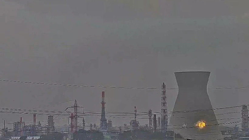 רגעי הפגיעה בבתי הזיקוק בחיפה