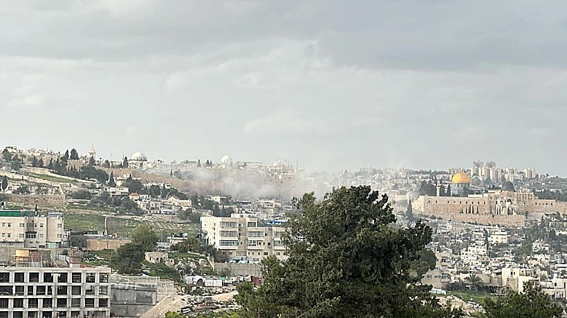 עשן מיתמר בזירת הנפילה בירושלים