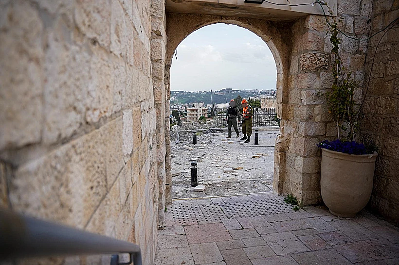 כוחות פיקוד העורף בזירת הנפילה בעיר העתיקה בירושלים