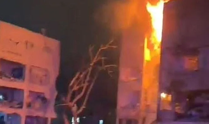 שריפה בבניין בזירת הפגיעה בערד