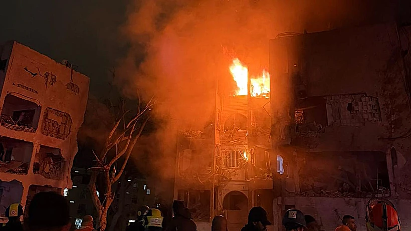 שריפה בבניין בזירת הפגיעה הישירה בערד