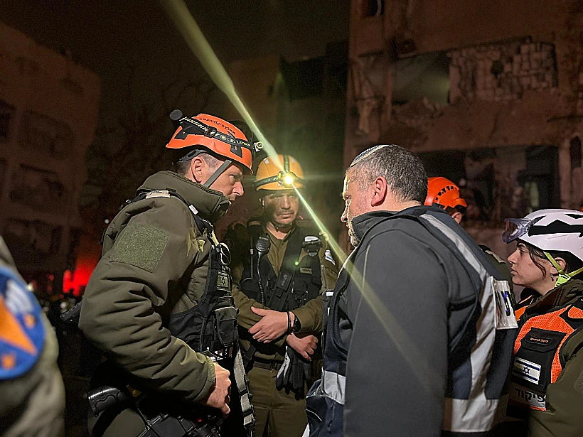 מפקד פיקוד העורף האלוף שי קלפר בזירת הפגיעה בערד