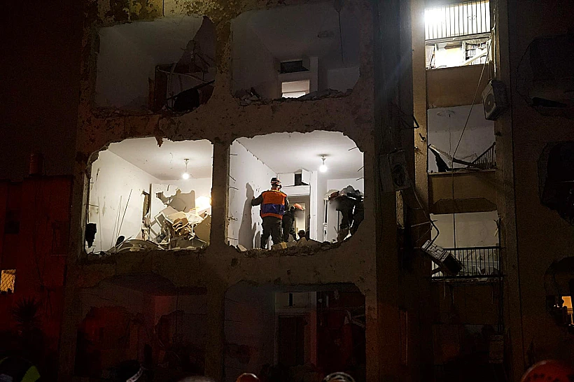 כוחות פיקוד העורף בזירת הפגיעה הישירה בערד