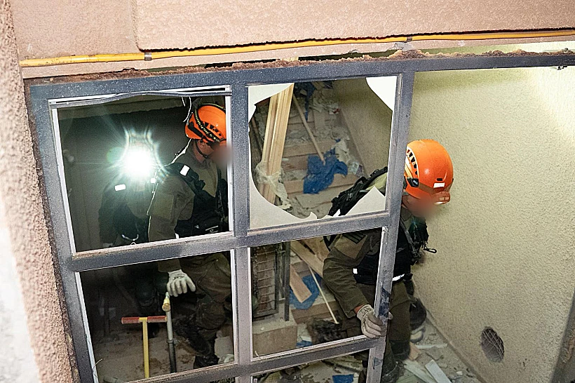 כוחות פיקוד העורף בזירת הפגיעה הישירה בערד