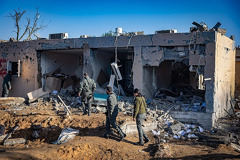 הרס בזירת הפגיעה הישירה של הטיל האיראני בדימונה