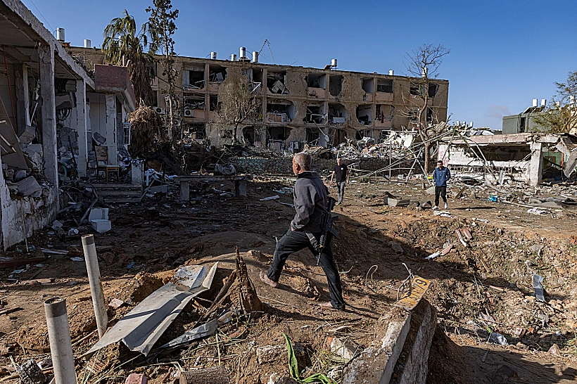 הרס בזירת הפגיעה הישירה של הטיל האיראני בדימונה
