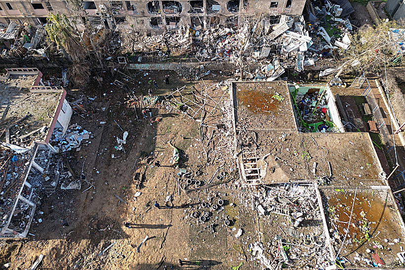 הרס בזירת הפגיעה הישירה של הטיל האיראני בדימונה