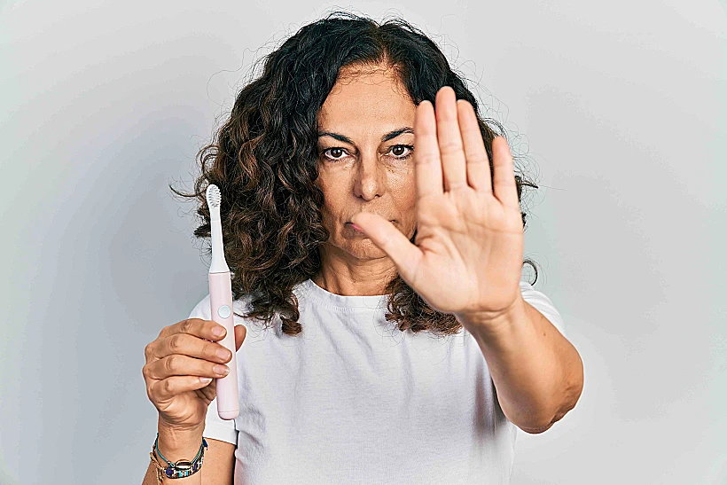 האישה השתמשה במברשת שיניים חשמלית בזמן שגרתי לחלוטין, כשהמכשיר כלל לא היה מחובר לחשמל