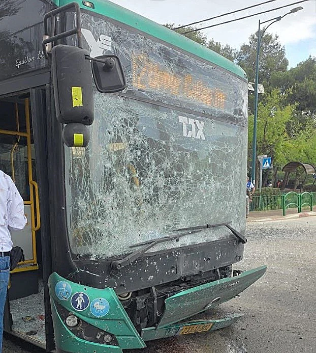אוטובוס שנפגע מרסיס בקריית שמונה