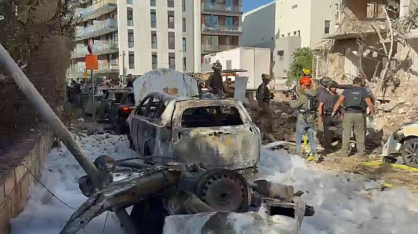 רכב שנשרף בזירת הפגיעה בתל אביב