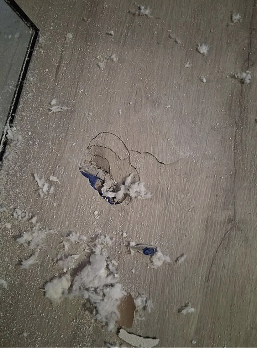 אישה מקומית דיווחה כי מצאה בביתה אבן כבדה שגרמה לנזק, והיא משוכנעת כי מדובר בחלק שנפל מהשמיים בעקבות הפיצוץ