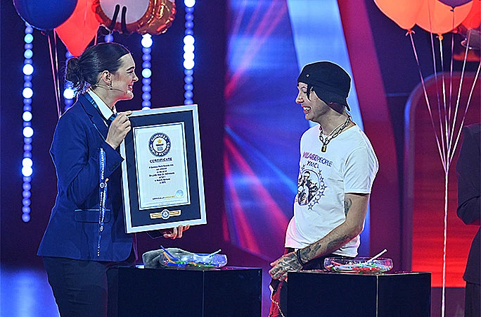 הגוף האנושי פתאום הופך למעבר בין נקודות שלא אמורות להתחבר ככה