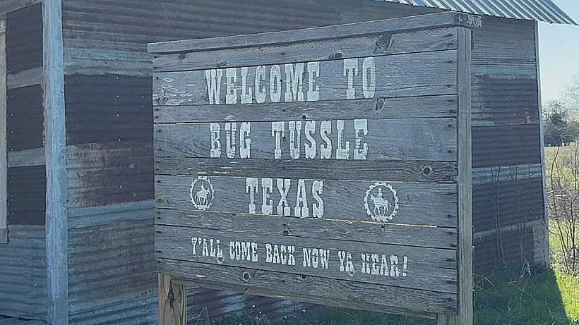 השלט בכניסה למקום נגנב פעם אחר פעם בגלל השם החריג שלו. הרשויות מציבות שלטים חדשים - והתושבים כבר יודעים שזה רק עניין של זמן עד שייעלם שוב