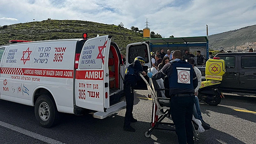 פינוי פצועים בזירת נפילה בכרמיאל
