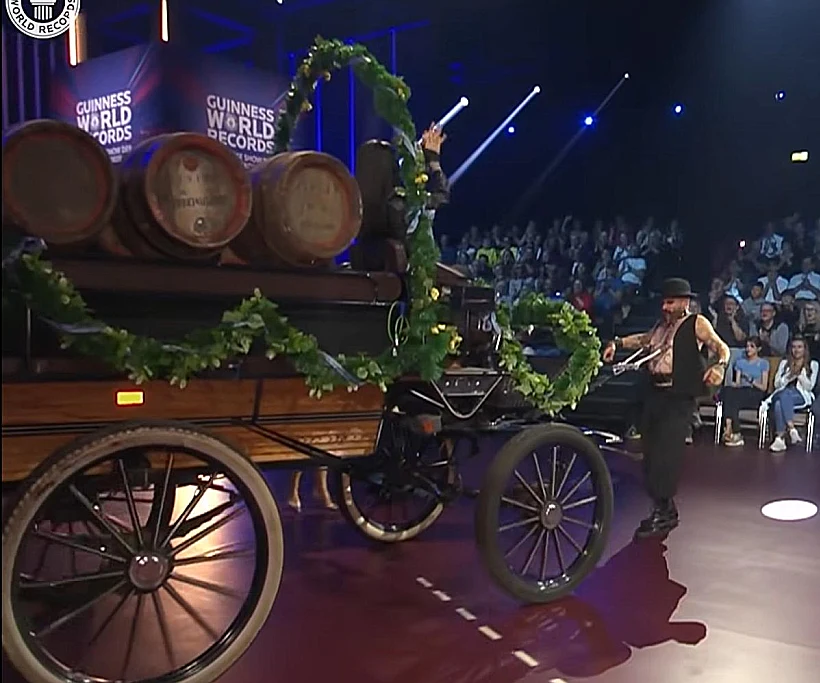 גרר רכב עם הפטמות: השיא שהגוף לא אמור לעמוד בו