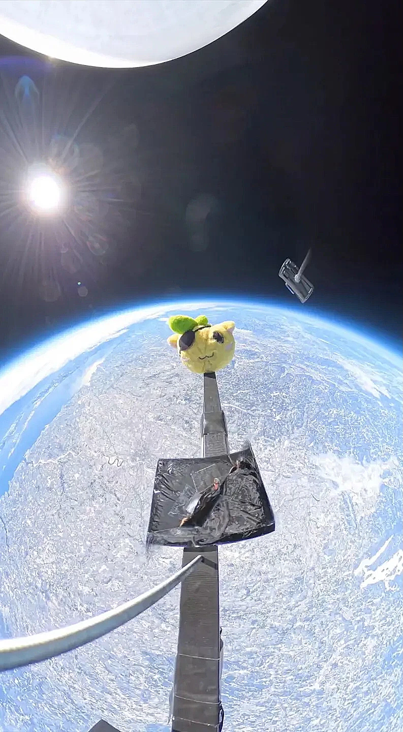 בובת צעצוע שוגרה לסטרטוספירה ונראתה נופלת חזרה לכדור הארץ