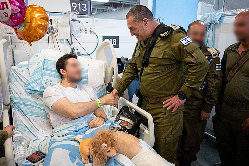 הרמטכ"ל אייל זמיר בביה"ח רמב"ם עם לוחמים שנפצעו בלבנון