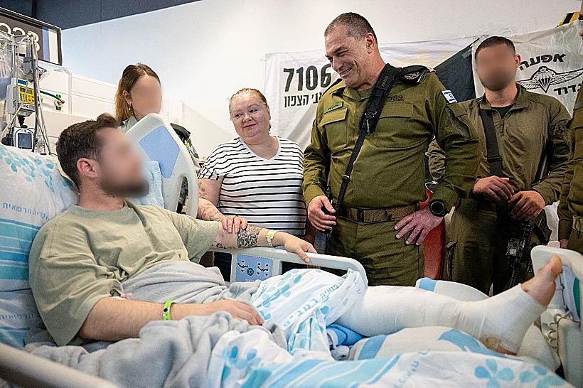 הרמטכ"ל אייל זמיר בביה"ח רמב"ם עם לוחמים שנפצעו בלבנון