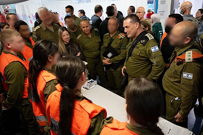 הרמטכ"ל אייל זמיר בביה"ח רמב"ם עם לוחמים שנפצעו בלבנון