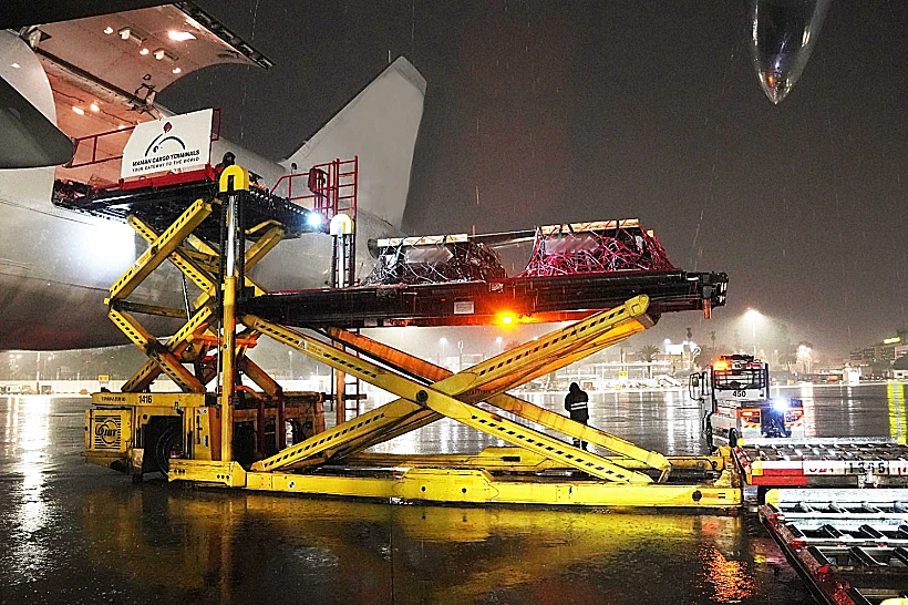 הורדת ציוד צבאי ממטוס