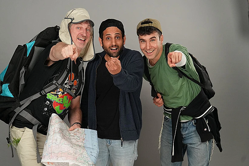 אורי עטייה עם השחקנים של "קמפינג"