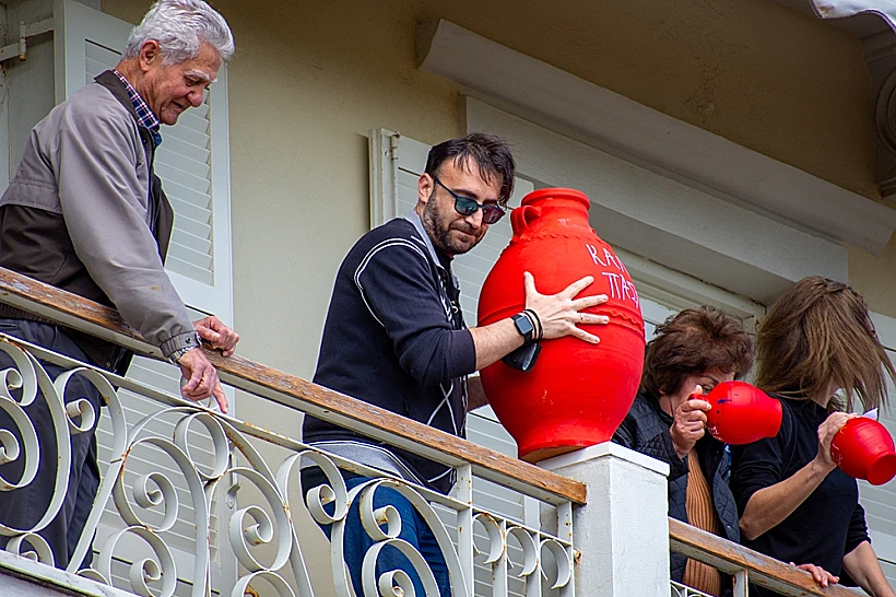 קורפו בפסחא - מקומיים משליכים כדים גדולים מהמרפסות אל הרחובות