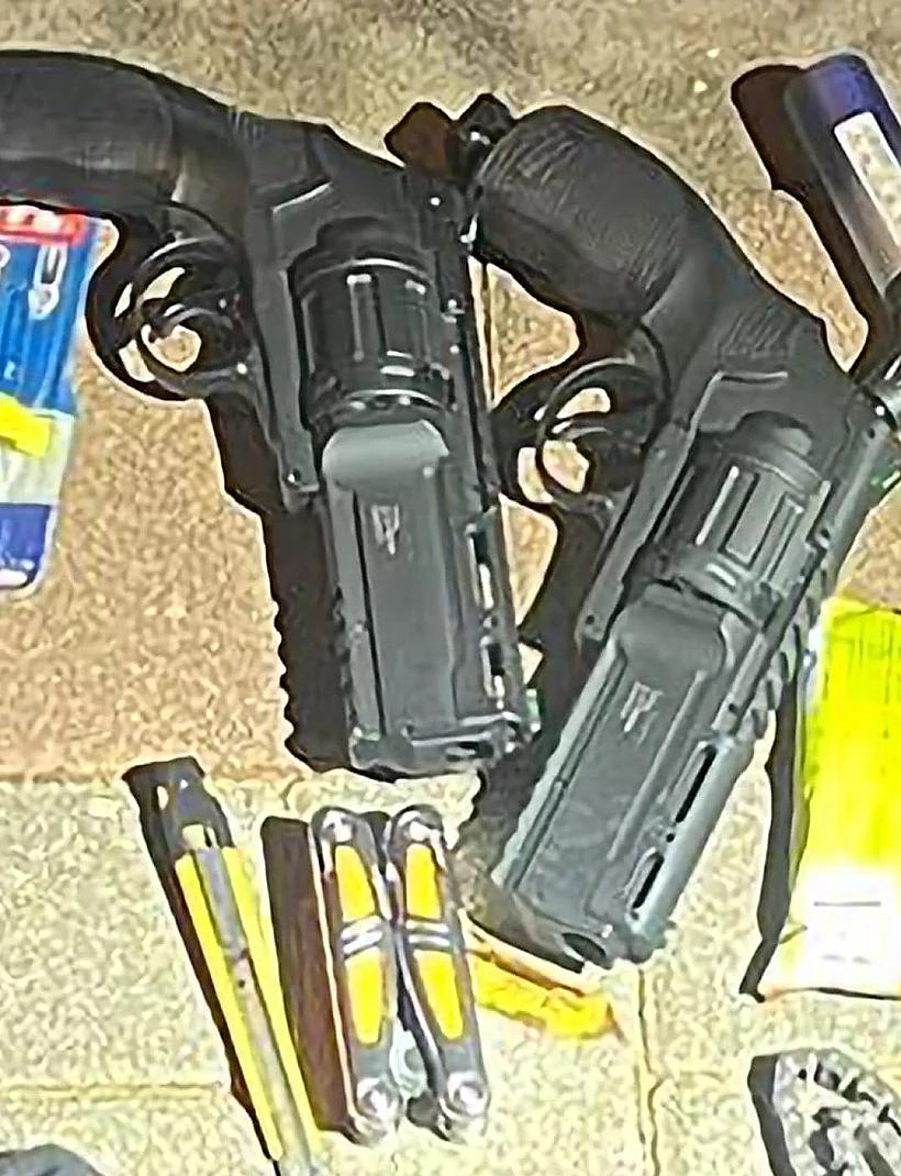 אקדחים שנתפסו אצל החשודים