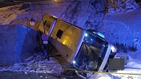 זירת תאונת האוטובוס הקטלנית בצרפת