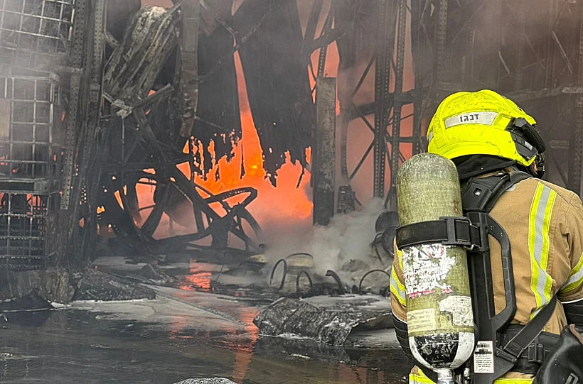 פעולות כיבוי במפעל ברמת חובב בנגב שנפגע מטיל איראני