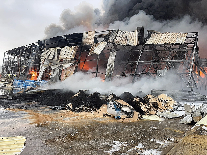 פעולות כיבוי במפעל ברמת חובב בנגב שנפגע מטיל איראני