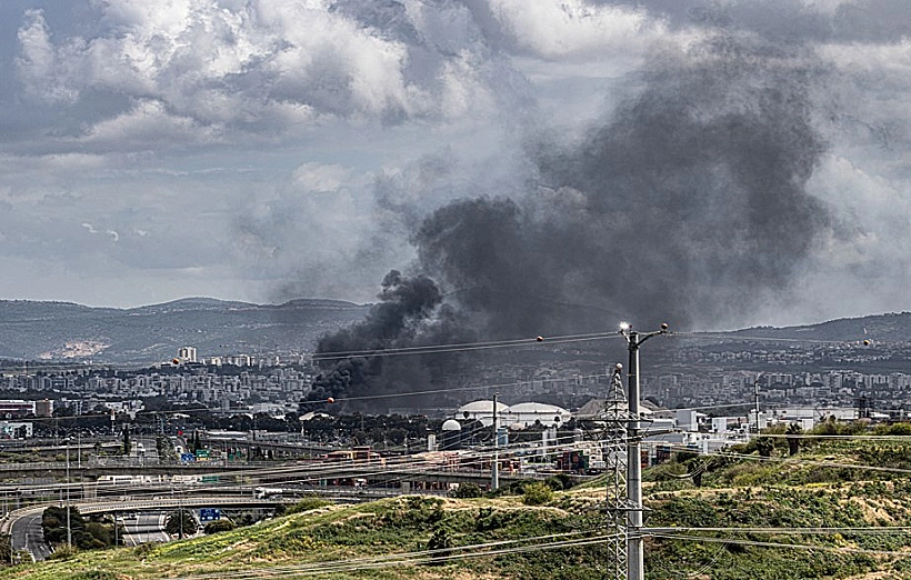 עשן מיתמר מבתי הזיקוק בחיפה
