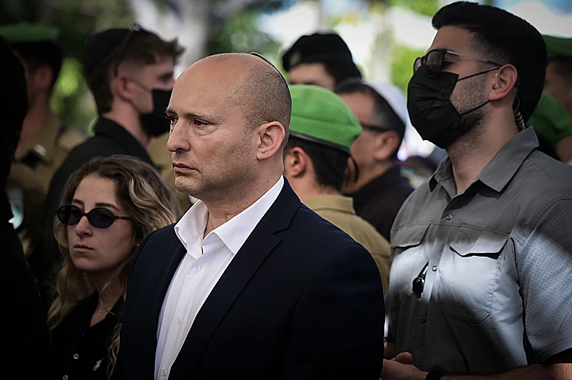 ראש הממשלה לשעבר נפתלי בנט בהלווייתו של סמ"ר מקסים אנטיס