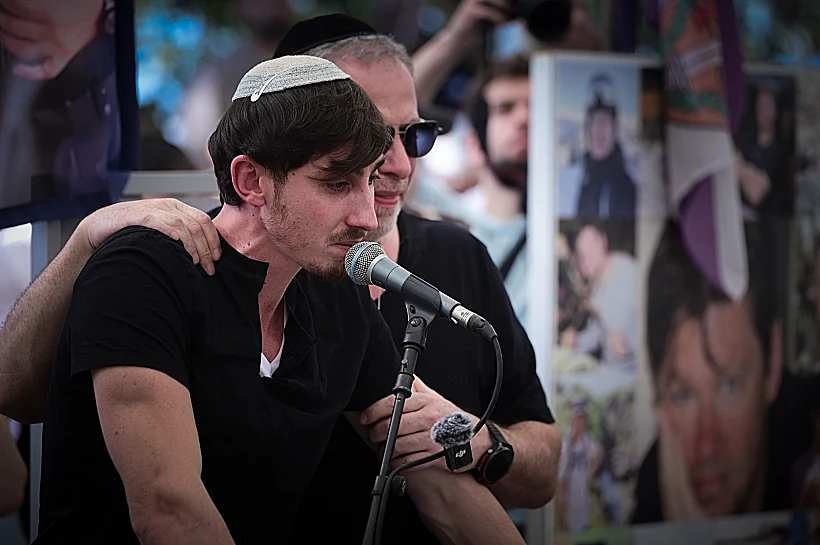 אחיו של מקסים אנטיס בהלווייתו