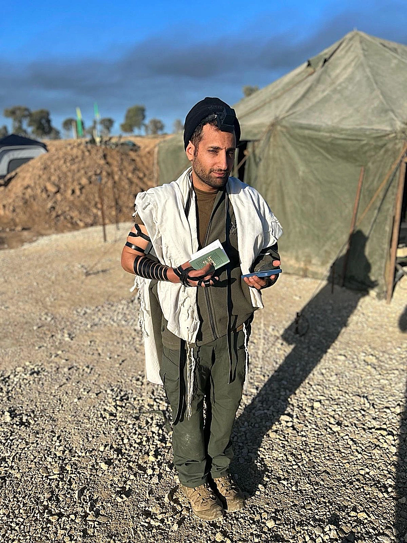 אוריה עטייה מניח תפילין בזמן המילואים