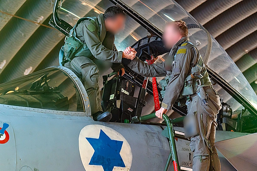 צוותי חיל האוויר בדרכם לתקיפה באיראן