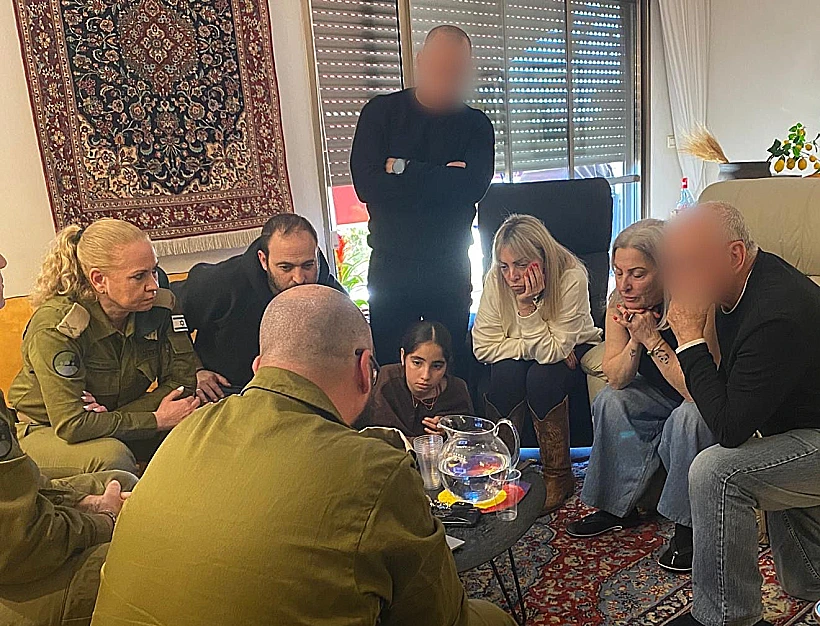 משפחתו של טוראי דב פרמט עם קבלת הבשורה על מקום קבורתו