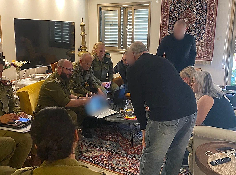 משפחתו של טוראי דב פרמט עם קבלת הבשורה על מקום קבורתו