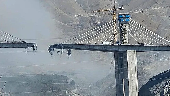 הגשר שמחבר בין טהרן לכראג' אחרי שהופצץ