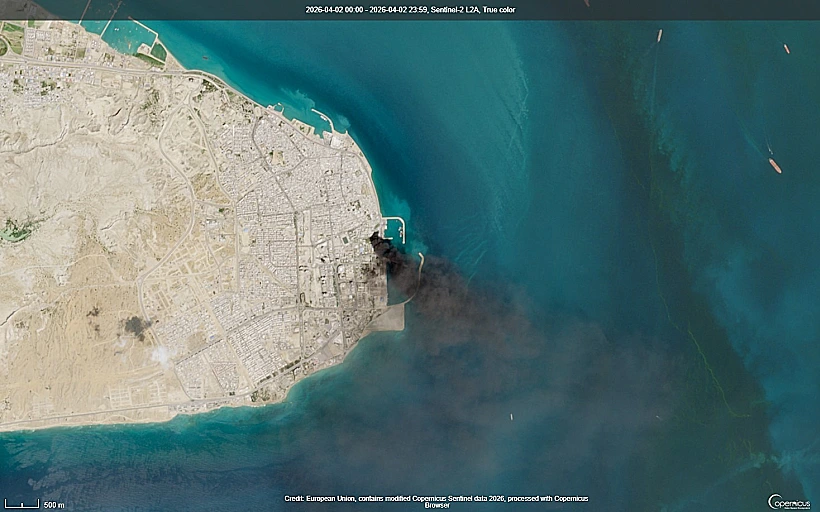 צילומי לוויין של עשן מיתמר באי קשם במצר הורמוז