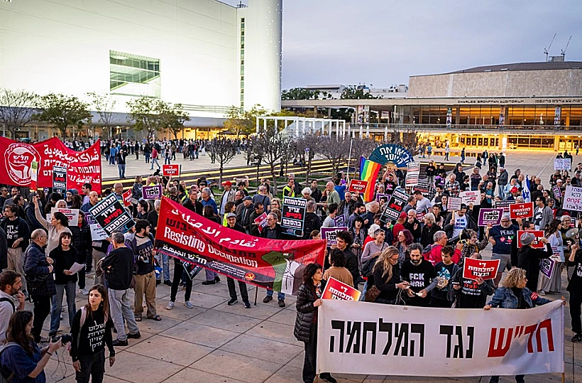 הפגנה נגד המשך המלחמה באיראן בכיכר הבימה