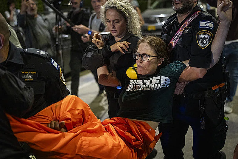 עימותים בין שוטרים למפגינים בהפגנה נגד המלחמה והממשלה בכיכר הבימה בתל אביב