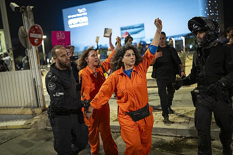 עימותים בין שוטרים למפגינים בהפגנה נגד המלחמה והממשלה בכיכר הבימה בתל אביב