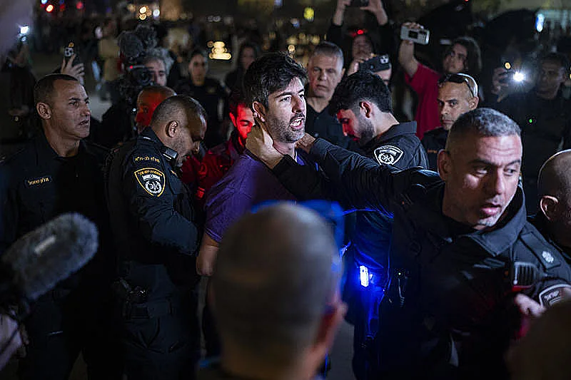 עימותים בין שוטרים למפגינים בהפגנה נגד המלחמה והממשלה בכיכר הבימה בתל אביב