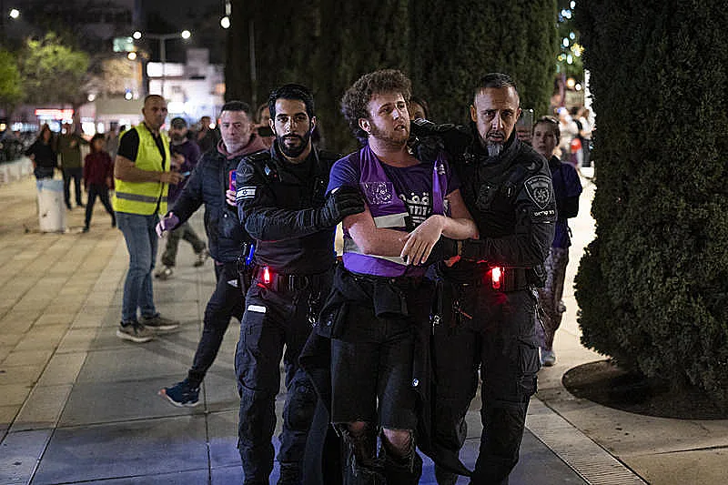 עימותים בין שוטרים למפגינים בהפגנה נגד המלחמה והממשלה בכיכר הבימה בתל אביב